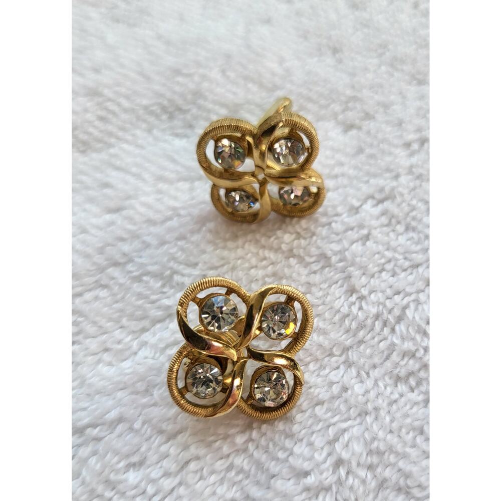 Vintage TRIFARI Gold and Crystal Clover Clip-on Earrings - Picture 4 of 9